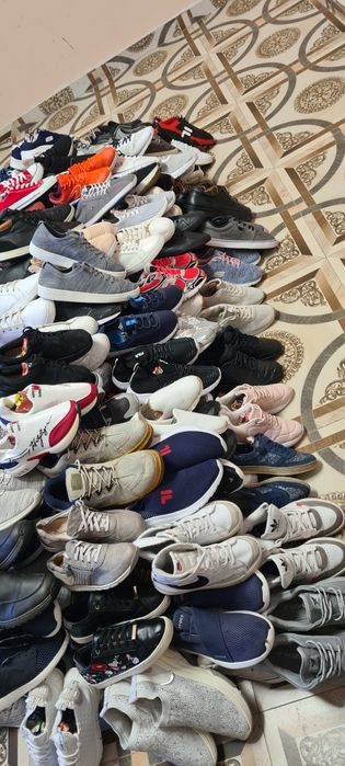 Vând adidași angro