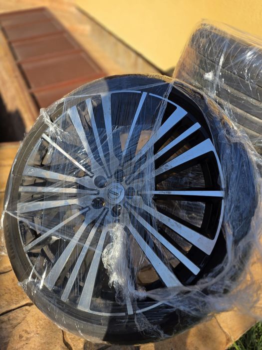 Jante 22" Originale Volvo XC90 (2020)
Anvelope Vara Pirelli P zero 275