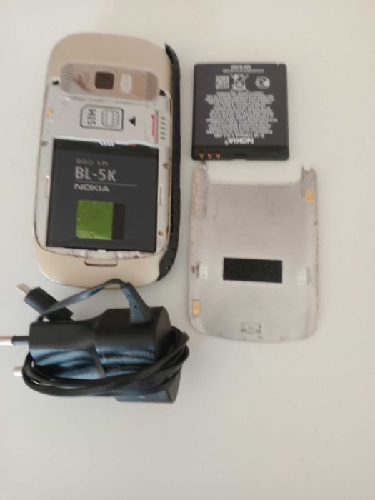 Продавам NOKIA -C7 +много екстри към  нея - подаръци