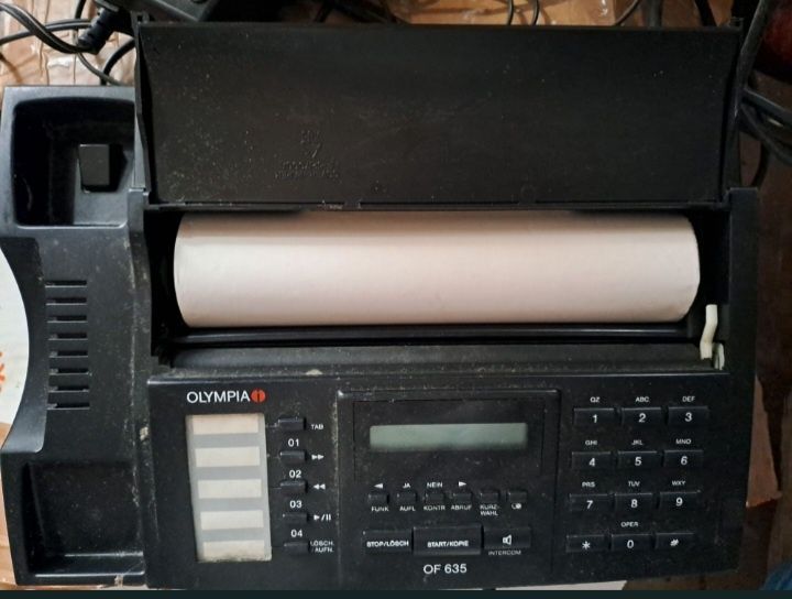 Dispozitiv multifuncțional vechi fax, telefon și robot telefonic