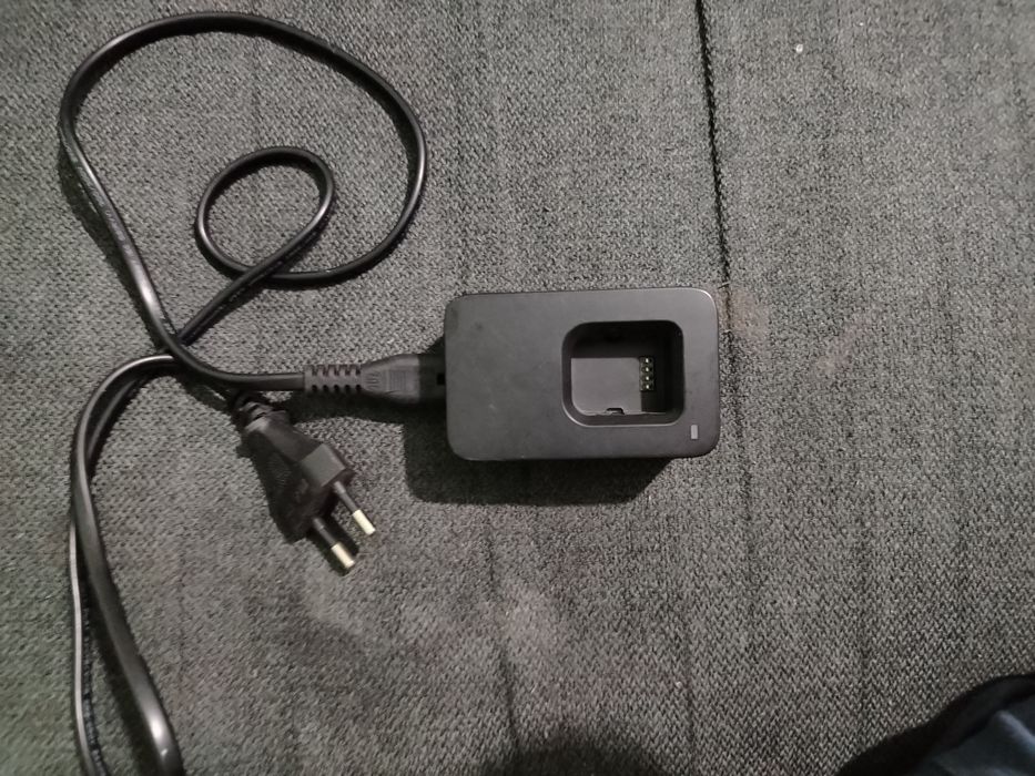 încărcător original DJI Osmo (modelul OS1C11 și altele ), folosit pentru alimentarea acumulatorilor camerelor din seria DJI Osmo.