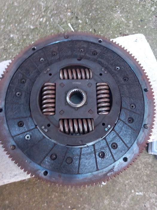 Продава се комплект твърд съединител с лагер помпа.