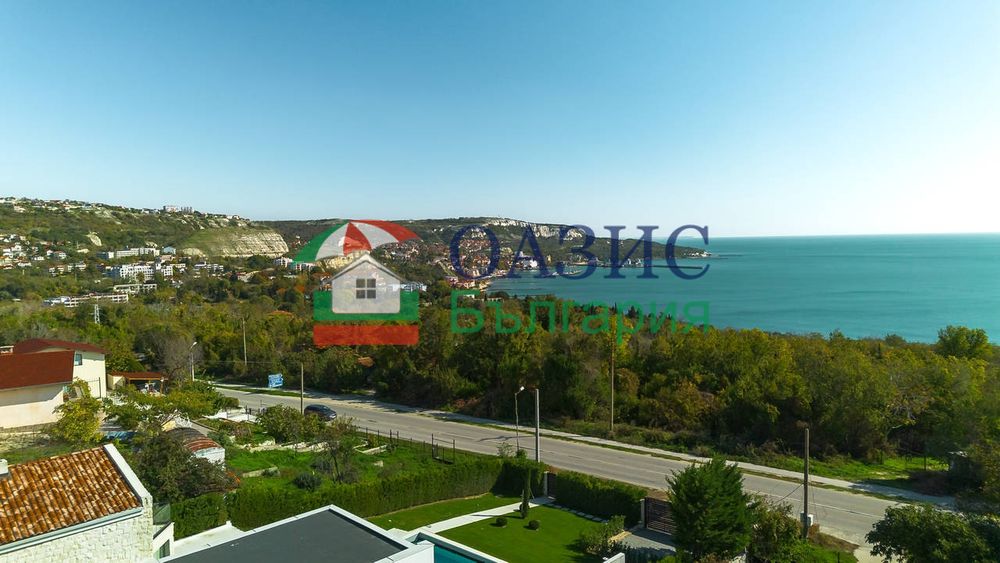 Три триетажни вили с панорамна гледка към морето в Балчик, България,