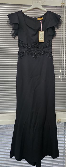 Дълга черна рокля