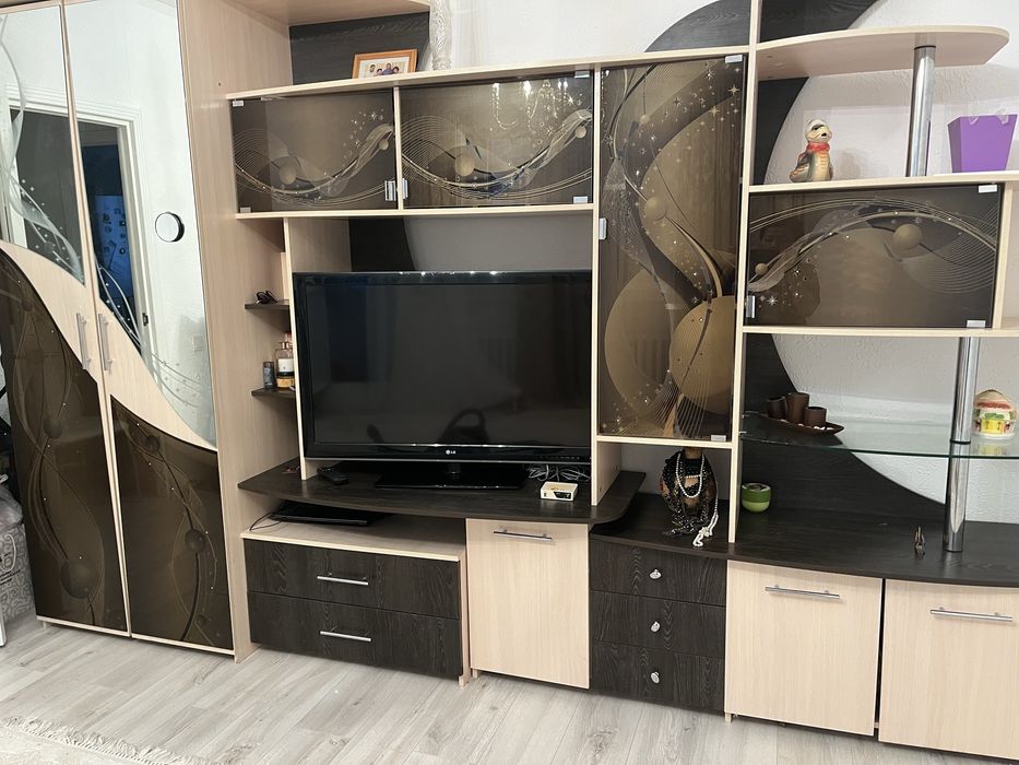 Стенка в гостиную в хорошем состоянии