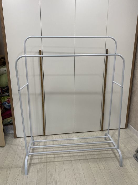 Напольная вешалка для одежды металлическая