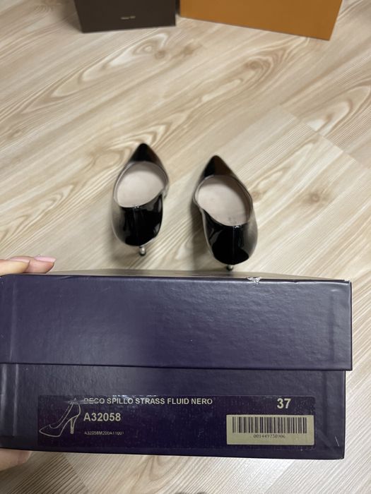 Pantofi Lesilla de lac cu pietre pe toc