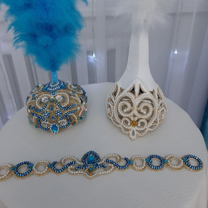 Саукеле , тюбетейка с поясом .