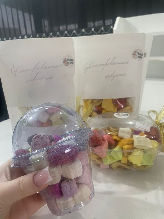 Сублимировынное фрукты и мороженое.