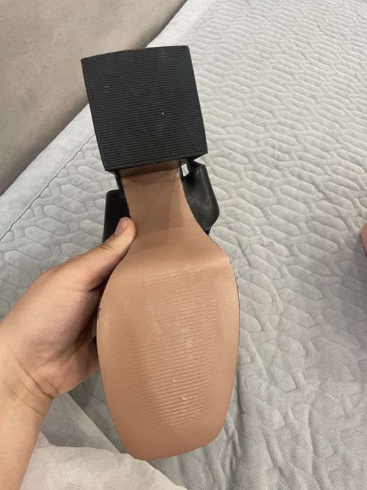 Продам босоножки новые