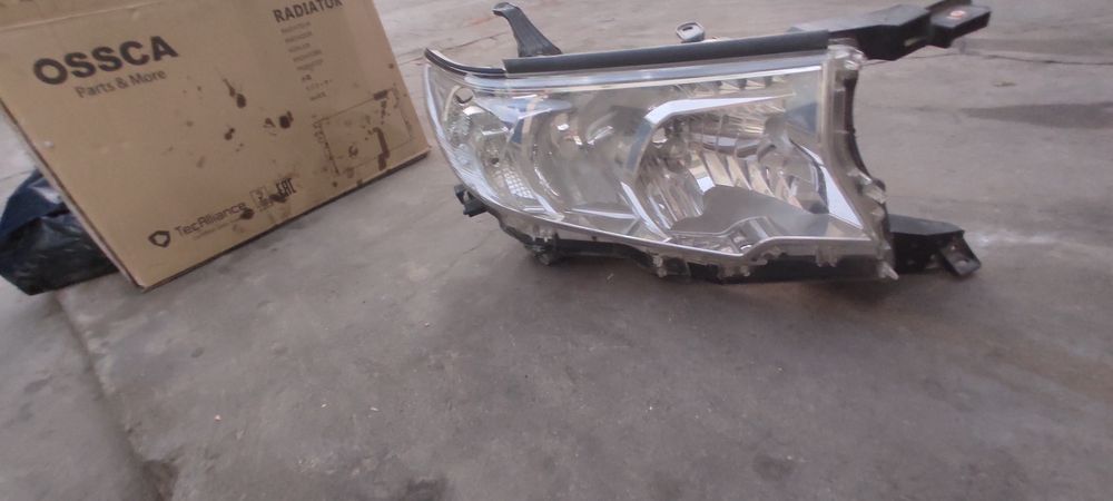 Land cruiser б\у правая сторона фара