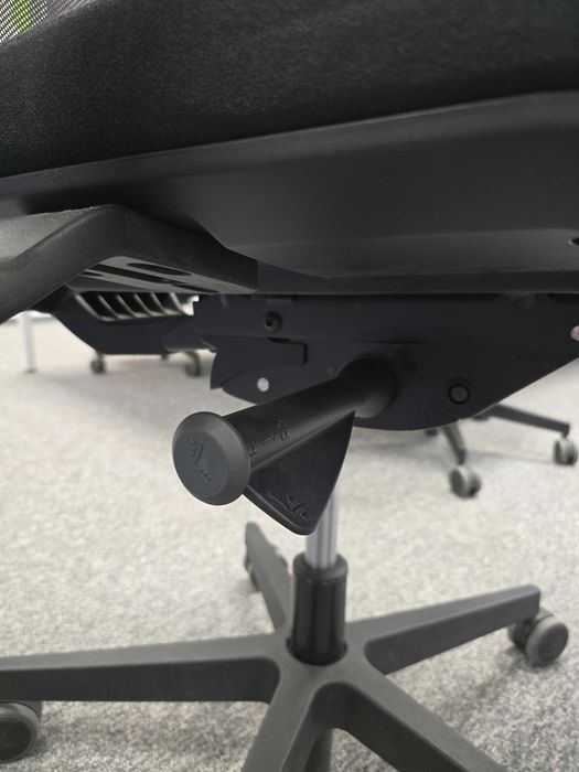 Модерен офис стол с мрежест гръб и пълен ергономичен контрол (Черен)