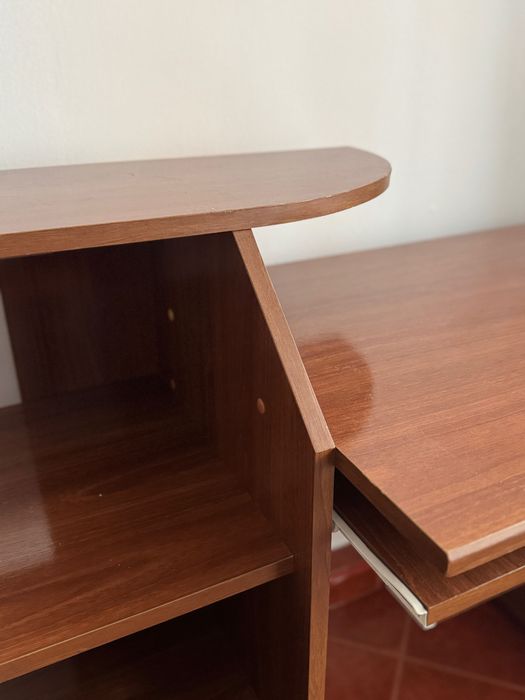 Birou practic din lemn