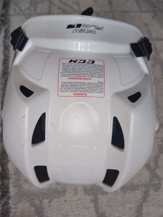 Хоккейный шлем с перчатками