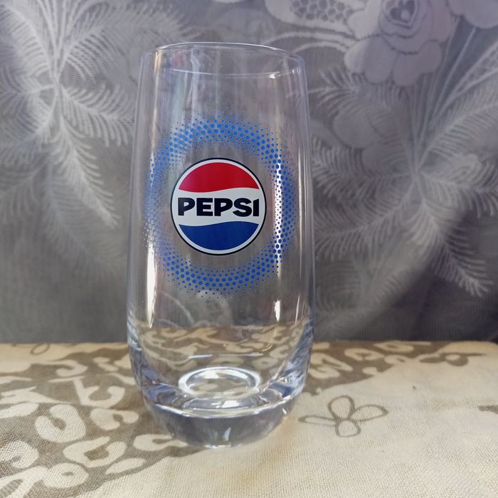 Стакан с логотипом PEPSI.