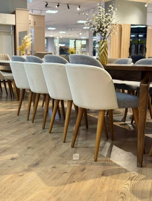 Обеденный стол и стулья для гостиной