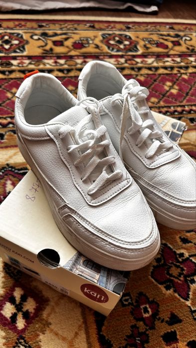 Женские кроссовки