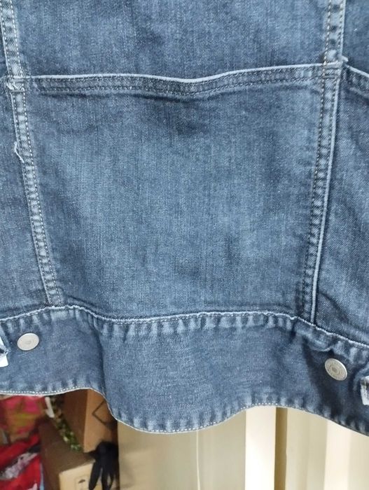 Geaca de blugi Levi's trucker, usor cambrat, barbati, L, in stare buna, usor purtati, achizitionat in SUA
