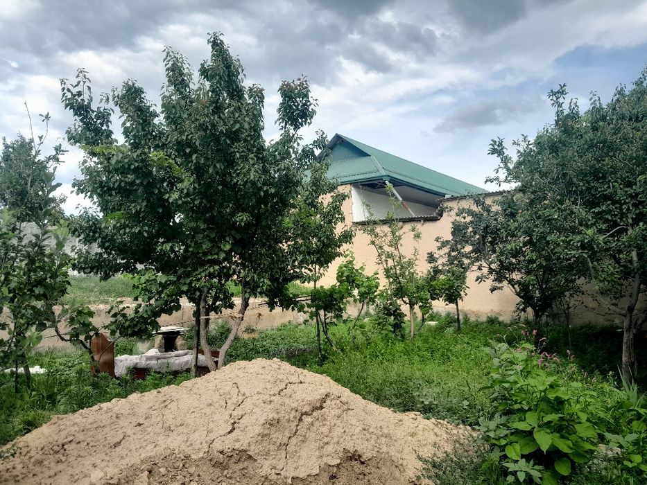 Hovli sotiladi 4 hona biton quyilgan padvak kovlangan