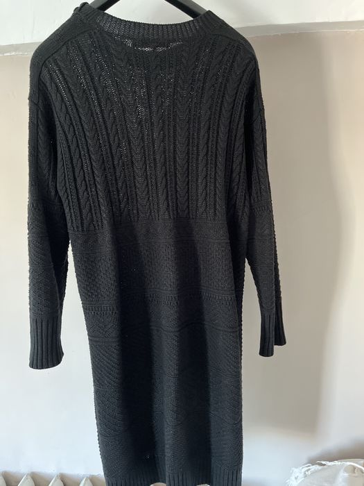 Рокля с дължина до коляното.