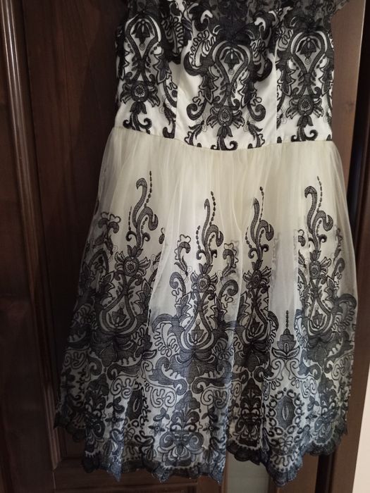 Vând rochie ocazie broderie neagra pe tull transparent