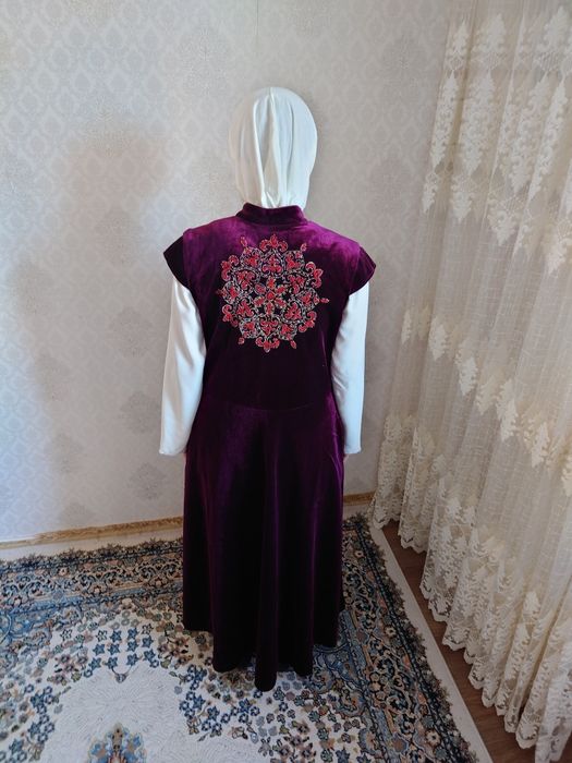 Продам новый  камзол с  платьем .