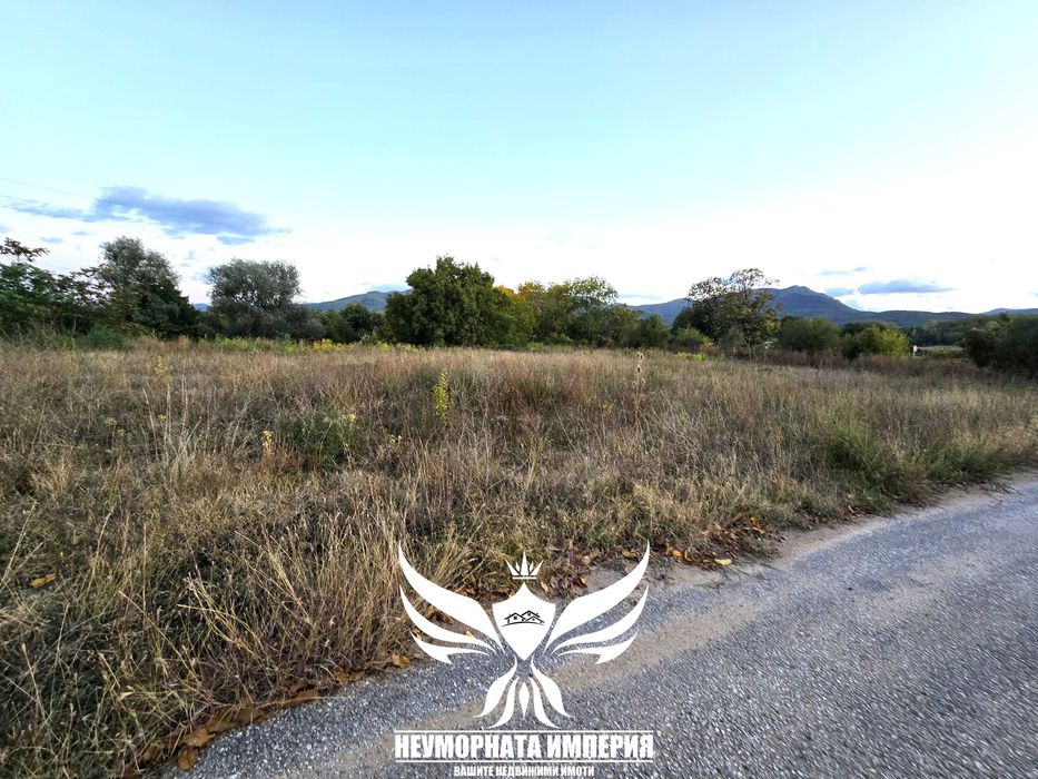 Продавам земя 3000кв.м. на първа линия след село Долнослав