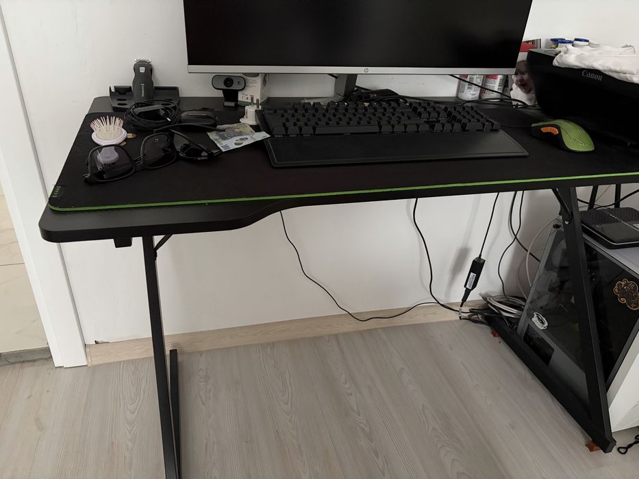 pc stare functionare  perfecta  se vinde cu monitor si masă gaming plus mouse gaming si tastatura rgb
