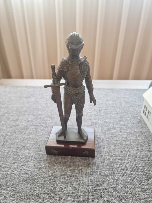 Статуетка на рицар