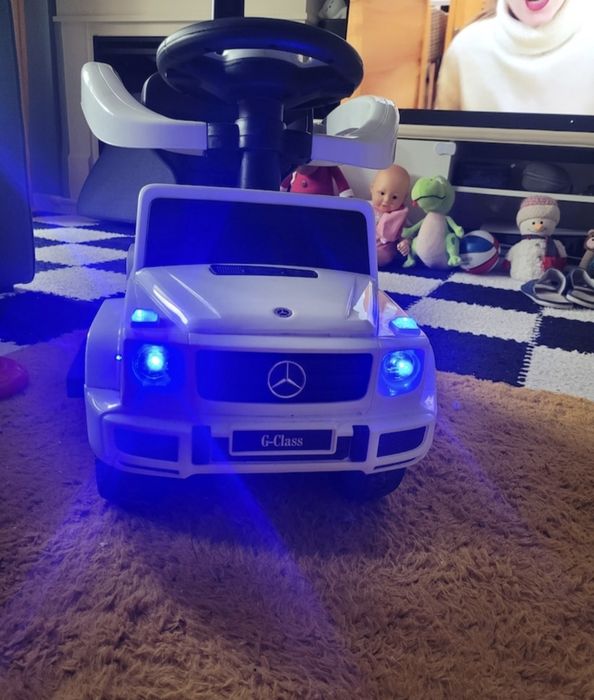 Vand mașinuța cu mâner cu sunete si lumini