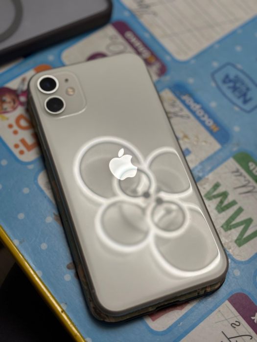 iPhone 11 white 64 gb