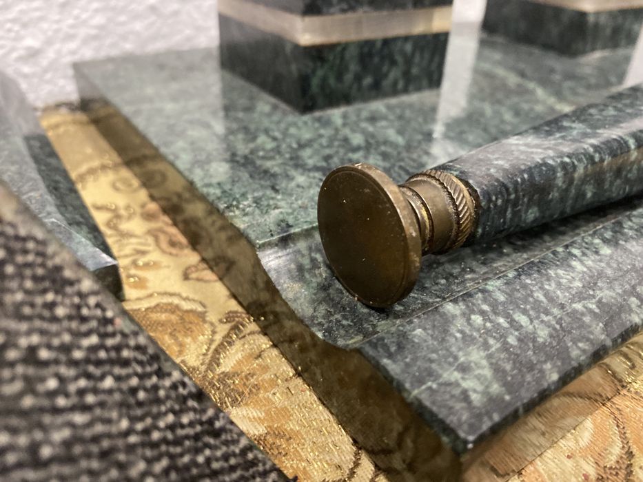 Мраморна мастилница поставка за писма и печати