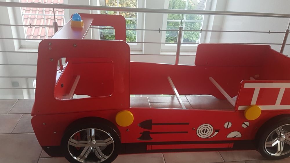 Pat in forma de masina de pompieri