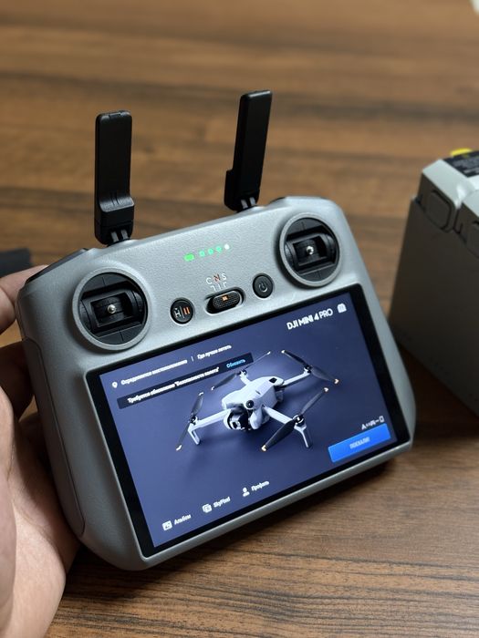Продам дрон DJI Mini 4 Pro Fly More Combo в отличном состоянии.