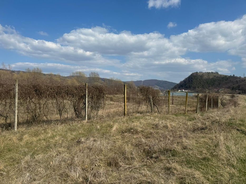 Teren 2850m Intravilan pe Malul Lacului Bistrița, Înconjurat de ape