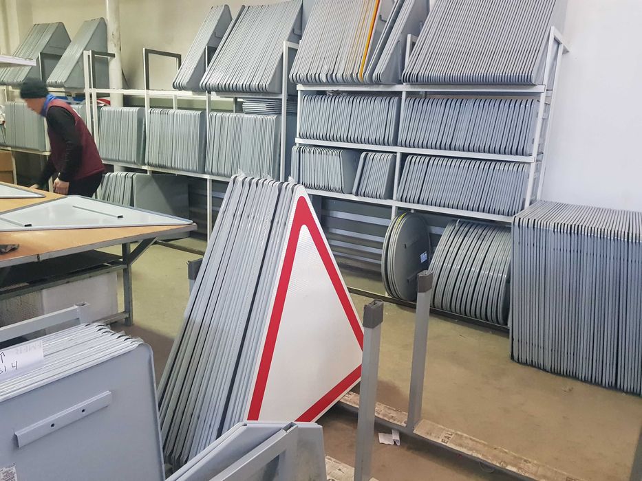 Дорожные знаки и стойки