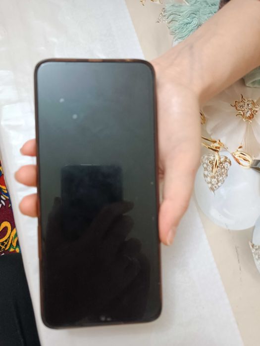 Techno LE6 POVA Neo 64+4 C telefoni sotiladi