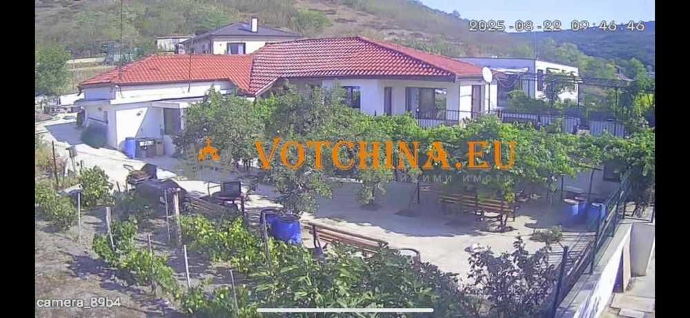 Къща с двор в село Кипра, област Варна.