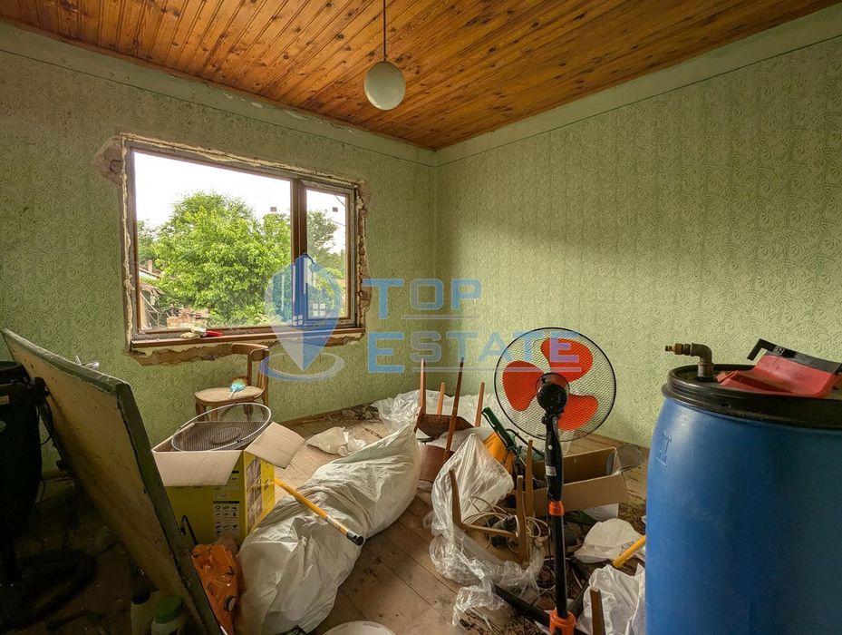 Тухлена къща с голям двор и кладенец в село Караисен, община Павликен