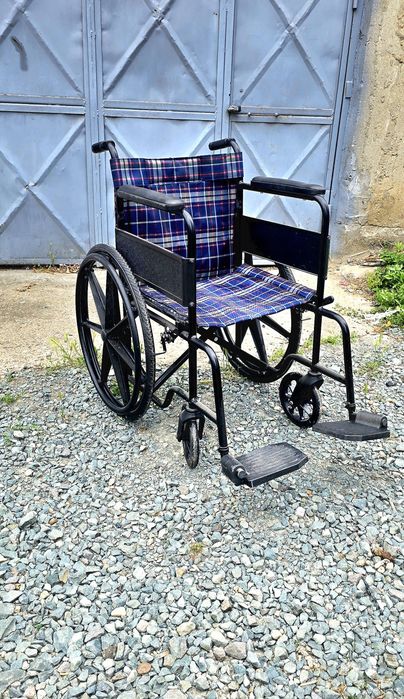 Carut scaun cu rotile pliabil pentru persoane cu dizabilități sau mobilitate redusa în stare perfectă de funcționare