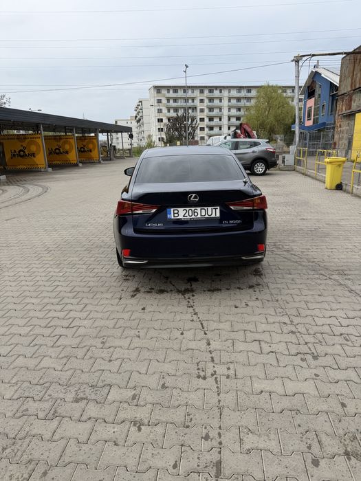 Lexus is 300h hibrid