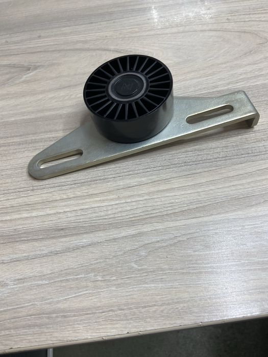 Se vinde Rola intinzator curea transmisie / set pompa apa + curea dintata / curea transmisie cu caneluri pentru un dacia Sandero 2008 motor 1.4