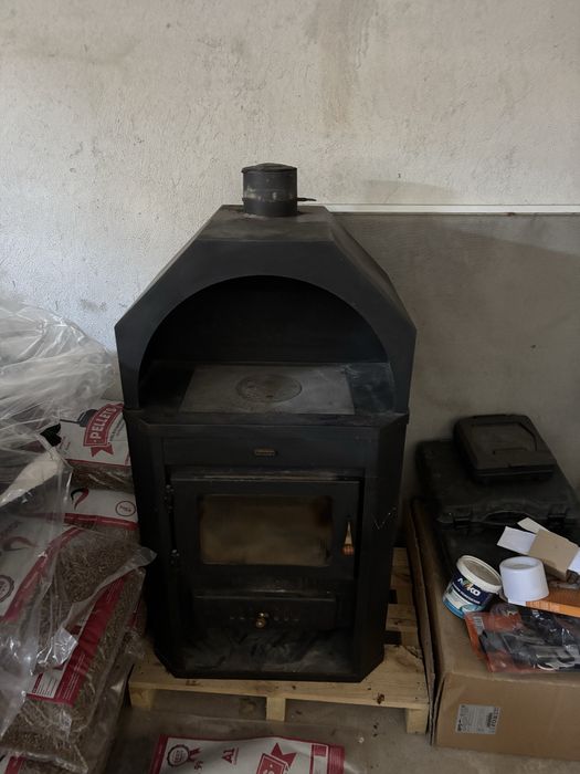 Камина с водна риза на дърва