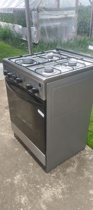 Aragaz mare Zanussi ,Inox ,pe gaz 60 x60  ,cu aprindere electrica