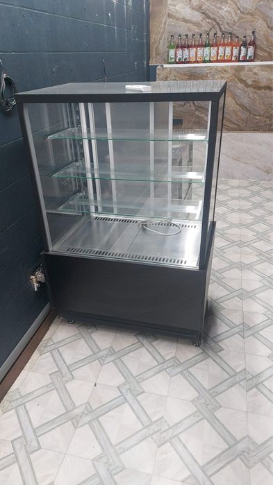 Витринные холодильники разные
