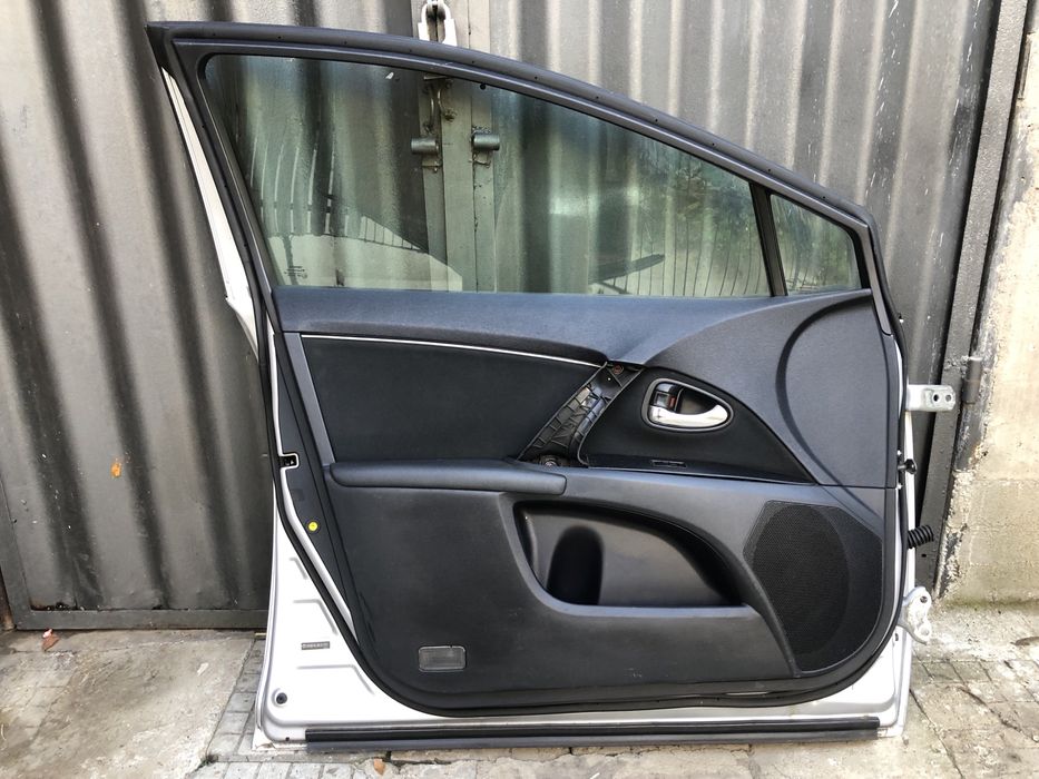 Предна лява врата за тойота авенсис/Toyota avensis T27 09-14г
