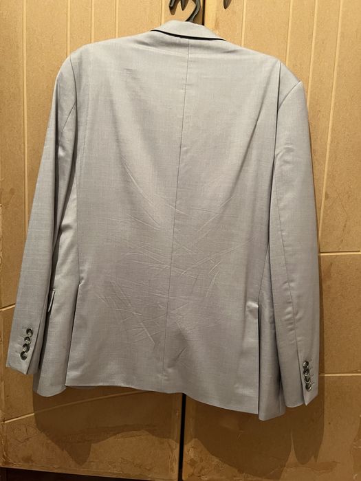 Продаются костюмы 52р  рост 6