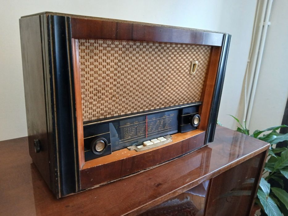 Radio cu lămpi marca Radio Popular LUX S 574 A,an 1957.