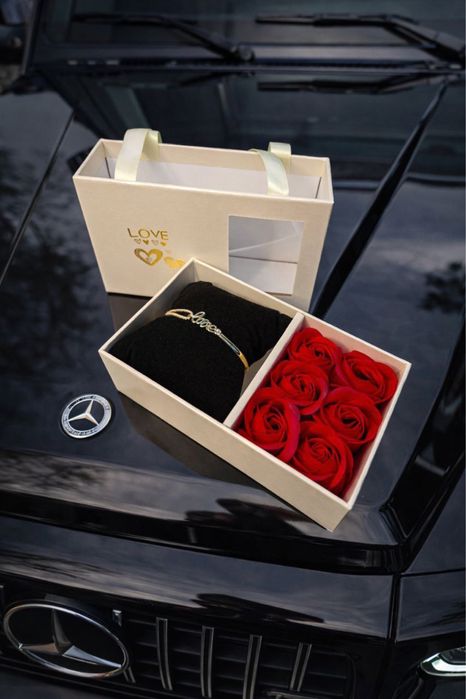 Подарок браслет с розочками в коробке