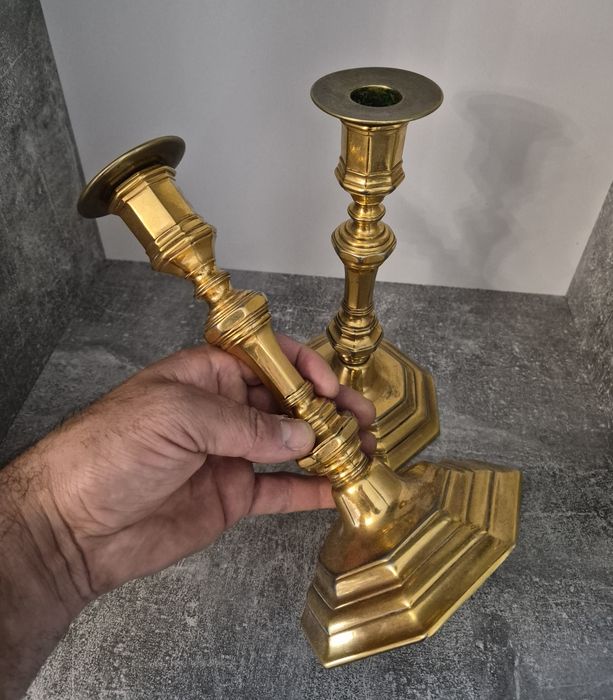 Pereche două sfeșnice vechi din bronz, 22cm, fabricate in Marea Britanie in anii 1970.